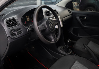 Подержанный автомобиль Volkswagen Polo Sedan 2015 года (12 фото)