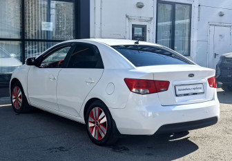 Подержанный автомобиль Kia Cerato Sedan 2012 года (7 фото)