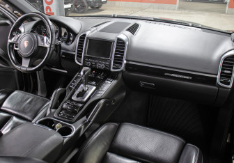 Подержанный автомобиль Porsche Cayenne 2011 года (11 фото)