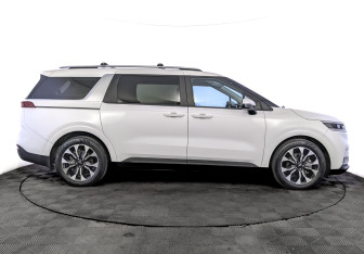 Подержанный автомобиль Kia Carnival 2021 года (4 фото)