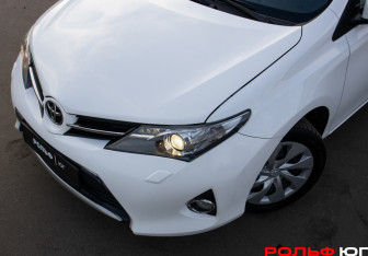 Подержанный автомобиль Toyota Auris Hatchback 2014 года (24 фото)