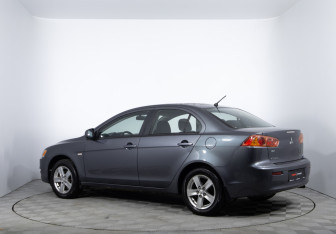 Подержанный автомобиль Mitsubishi Lancer Sedan 2008 года (7 фото)