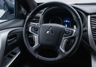 Подержанный автомобиль Mitsubishi Pajero Sport 2018 года (15 фото)