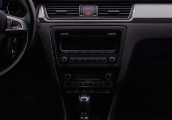 Подержанный автомобиль Skoda Rapid Liftback 2014 года (14 фото)