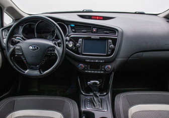 Подержанный автомобиль Kia Ceed Hatchback 2017 года (13 фото)