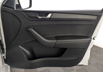 Подержанный автомобиль Skoda Rapid Liftback 2022 года (24 фото)