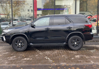 Подержанный автомобиль Toyota Fortuner 2018 года (5 фото)