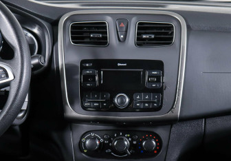 Подержанный автомобиль Renault Sandero 2018 года (13 фото)