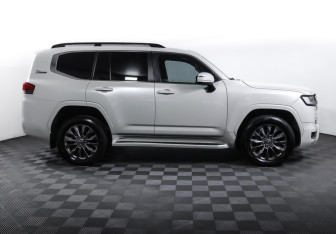 Подержанный автомобиль Toyota Land Cruiser Suv 2021 года (4 фото)
