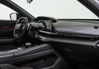 Подержанный автомобиль Changan UNI-V 2023 года (14 фото)