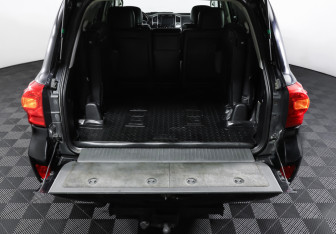 Подержанный автомобиль Toyota Land Cruiser Suv 2012 года (10 фото)
