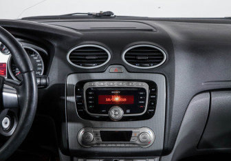 Подержанный автомобиль Ford Focus Hatchback 2010 года (12 фото)