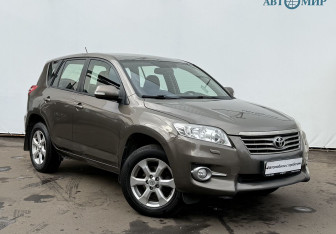 Подержанный автомобиль Toyota RAV4 2010 года (3 фото)