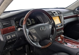 Подержанный автомобиль Lexus LS 2011 года (15 фото)