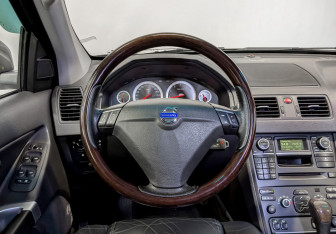 Подержанный автомобиль Volvo XC90 2011 года (22 фото)