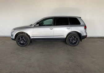 Подержанный автомобиль Volkswagen Touareg 2010 года (7 фото)