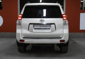 Подержанный автомобиль Toyota Land Cruiser Prado 2010 года (6 фото)