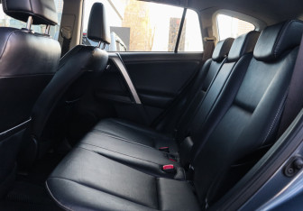 Подержанный автомобиль Toyota RAV4 2013 года (8 фото)