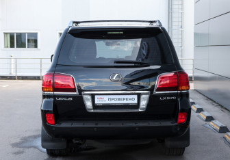 Подержанный автомобиль Lexus LX 2008 года (6 фото)