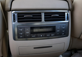 Подержанный автомобиль Lexus LX 2008 года (21 фото)