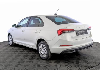 Подержанный автомобиль Skoda Rapid Liftback 2022 года (7 фото)