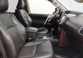 Подержанный автомобиль Toyota Land Cruiser Prado 2016 года (10 фото)