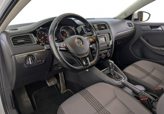 Подержанный автомобиль Volkswagen Jetta Sedan 2016 года (15 фото)