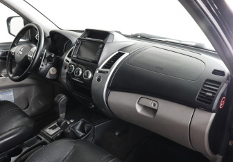 Подержанный автомобиль Mitsubishi Pajero Sport 2014 года (6 фото)