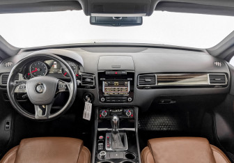 Подержанный автомобиль Volkswagen Touareg 2013 года (14 фото)