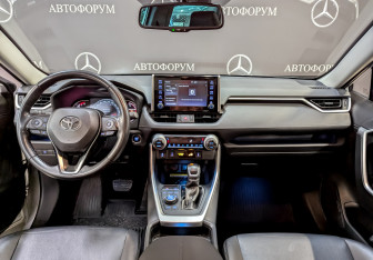Подержанный автомобиль Toyota RAV4 2021 года (14 фото)