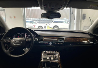 Подержанный автомобиль Audi A8 2015 года (10 фото)