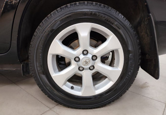 Подержанный автомобиль Toyota RAV4 2011 года (9 фото)