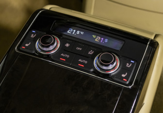 Подержанный автомобиль Audi A8 2014 года (20 фото)