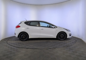 Подержанный автомобиль Kia Ceed Hatchback 2016 года (4 фото)