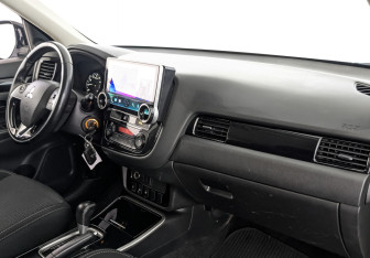 Подержанный автомобиль Mitsubishi Outlander 2019 года (13 фото)