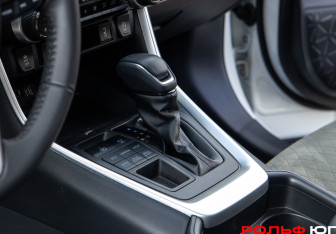 Подержанный автомобиль Toyota RAV4 2025 года (16 фото)