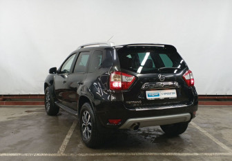 Подержанный автомобиль Nissan Terrano 2014 года (7 фото)