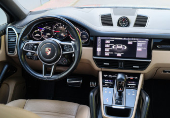 Подержанный автомобиль Porsche Cayenne 2019 года (10 фото)