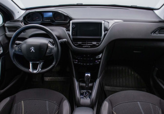 Подержанный автомобиль Peugeot 208 2014 года (13 фото)