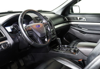 Подержанный автомобиль Ford Explorer 2017 года (11 фото)