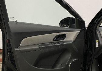 Подержанный автомобиль Chevrolet Cruze Sedan 2010 года (16 фото)