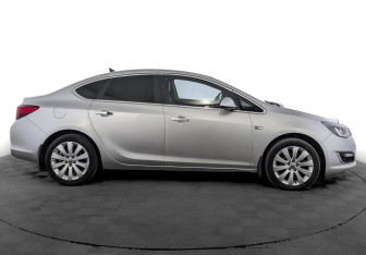 Подержанный автомобиль Opel Astra Sedan 2014 года (4 фото)