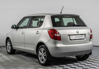 Подержанный автомобиль Skoda Fabia Hatchback 2012 года (7 фото)