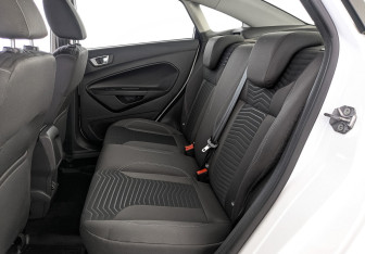 Подержанный автомобиль Ford Fiesta Sedan 2015 года (21 фото)