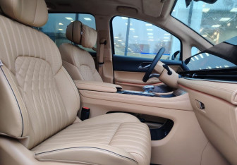 Подержанный автомобиль Voyah Dream 2024 года (10 фото)