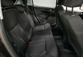 Подержанный автомобиль Peugeot 208 2013 года (13 фото)
