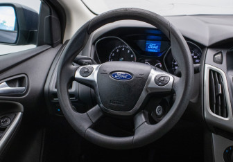 Подержанный автомобиль Ford Focus Sedan 2011 года (15 фото)