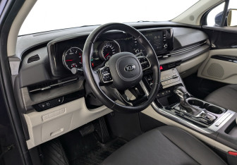 Подержанный автомобиль Kia Carnival 2021 года (22 фото)