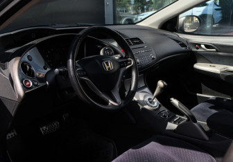 Подержанный автомобиль Honda Civic Hatchback 2007 года (12 фото)