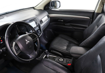 Подержанный автомобиль Mitsubishi Outlander 2013 года (10 фото)